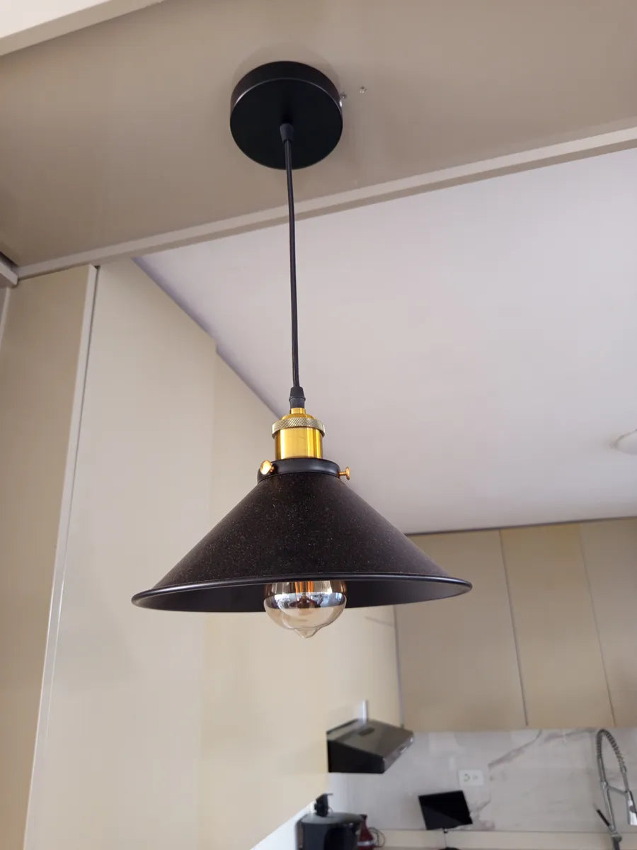 LÁMPARA COLGANTE INDUSTRIAL NOIR GOLD – Negro Mate + Detalles Dorados | INCLUYE BOMBILLO E27 | Cable Ajustable