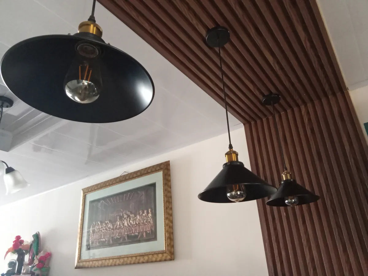 LÁMPARA COLGANTE INDUSTRIAL NOIR GOLD – Negro Mate + Detalles Dorados | INCLUYE BOMBILLO E27 | Cable Ajustable